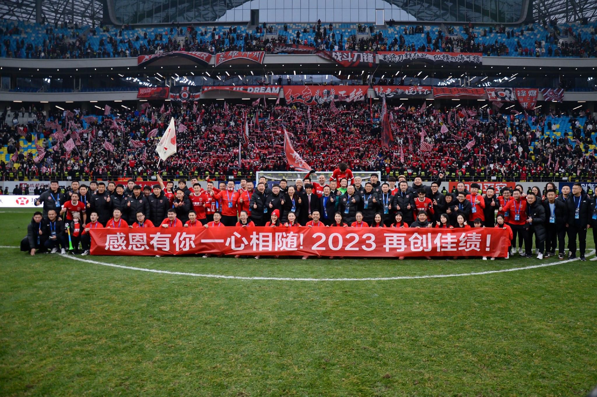 日本战国期间，各地诸侯挞伐不竭，苍生妻离子散，苦不胜言。直到德川幕府成立，国内才稍事安宁。但是仍有诸侯野心不死，捋臂张拳，和平的表象下暗流澎湃。战乱中痛掉爱子的小幡月斋（原田芳雄 饰）在南光坊天海年夜师（佐藤慶 饰）的指导下成立杀手团体，旨在刺杀那些图谋造反的诸侯年夜名。掉往怙恃的少女阿墨（上戸彩 饰）和九名男孩被月斋收养，并接管杀手练习。他们不但需要具有高深尽伦的技艺，还要丢弃一切感情和价值不雅。颠末数年的考验，阿莫和幸存的伴侣出师，起头他们布满鲜血和厮杀的杀手之路……本片荣获2004年日本片子金像奖年度新人奖（上戸彩）和最受接待演员奖、2004年波士顿自力片子节评委会出格奖、2004年费城片子节不雅众奖。